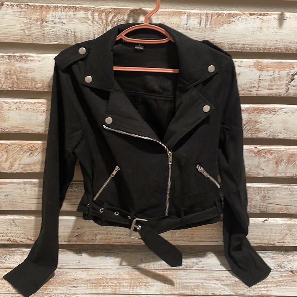 🔥🔥 (3/$20) 
Lightweight Black Jacket w/ belt and pockets